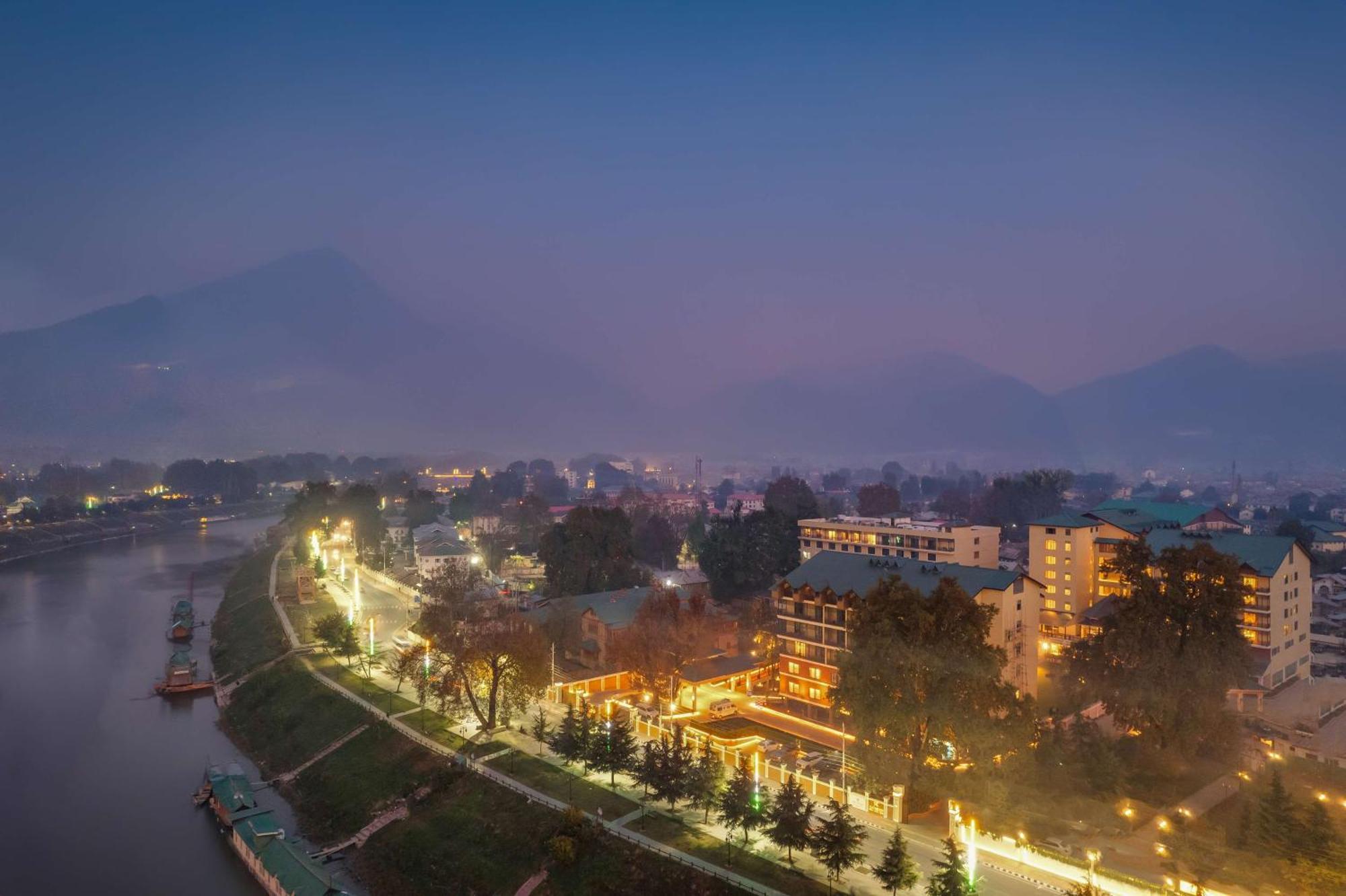 Radisson Collection Hotel & Spa, Riverfront Srinagar Buitenkant foto